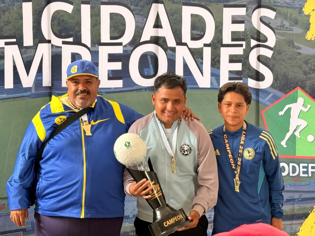 Jugadores y entrenador de Nido Águila Valle de Chalco celebrando con el trofeo de campeón de la Liga 25-26