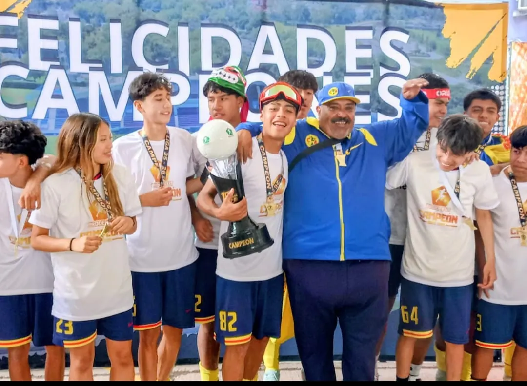 Tres integrantes de Nido Águila sosteniendo el trofeo de campeón con medallas de la Liga 25-26