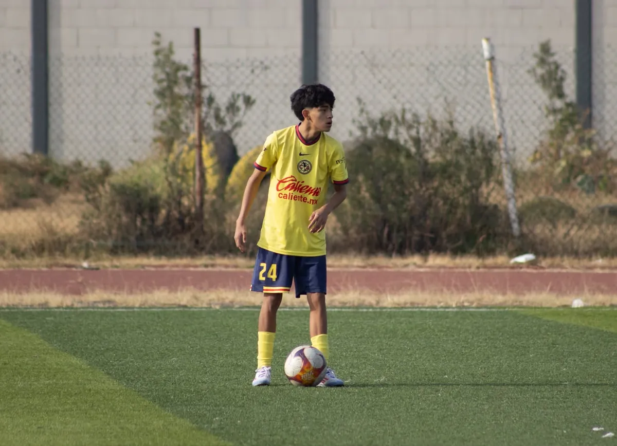 Jugador número 24 de Nido Águila con el balón a los pies en la cancha