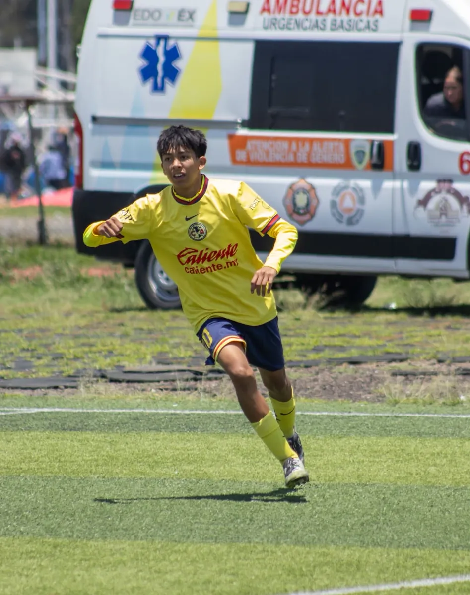 Jugador de Nido Águila corriendo por la cancha durante un partido